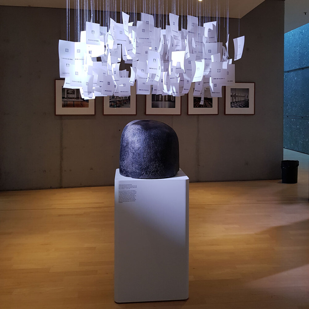 Station 11: Die Datenwolke über dem schwarzen Stein